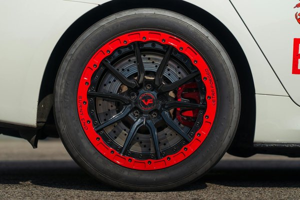 Comment les systèmes de communication avancés entre véhicules et infrastructures améliorent-ils la sécurité routière?