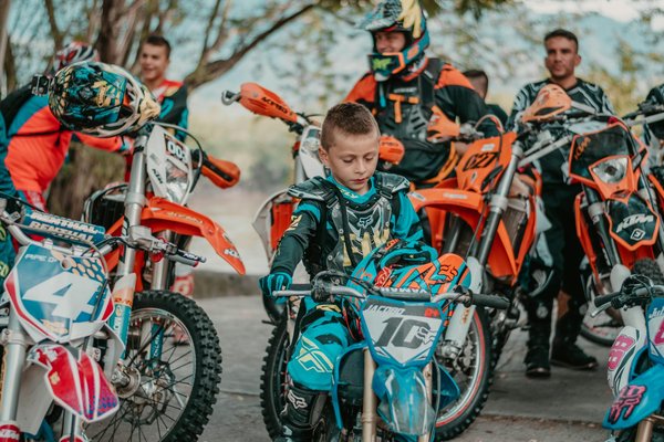 Choisir des gants de moto cross pour enfants : guide complet